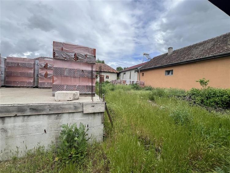 Casă cu 2 camere cu Teren 2635 Mp în Tinca