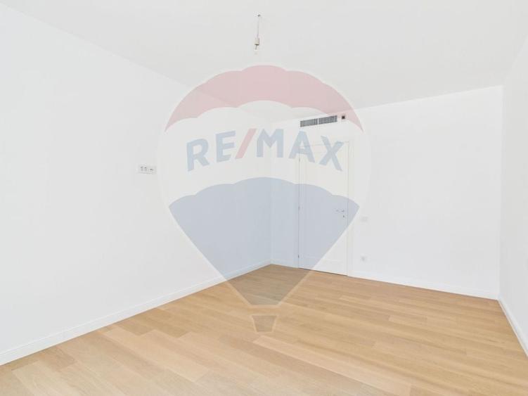 Apartament cu 3 camere semidecomandat în Nord