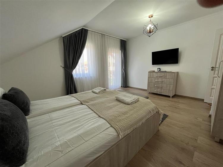 Casă cu 6 camere cu Teren 660 Mp în Sânmartin