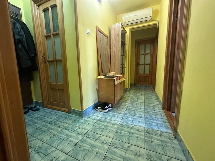 Apartament cu 3 camere decomandat, mobilat în Radu Negru