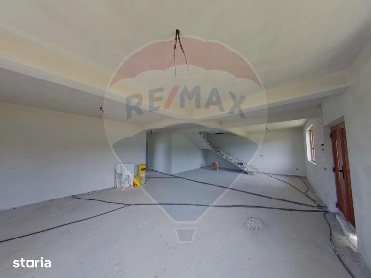 Casă cu 7 camere cu Teren 2124 Mp în Mara
