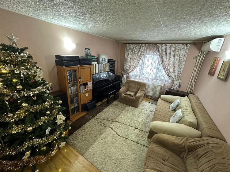 Apartament cu 4 camere decomandat, mobilat în Nicolina