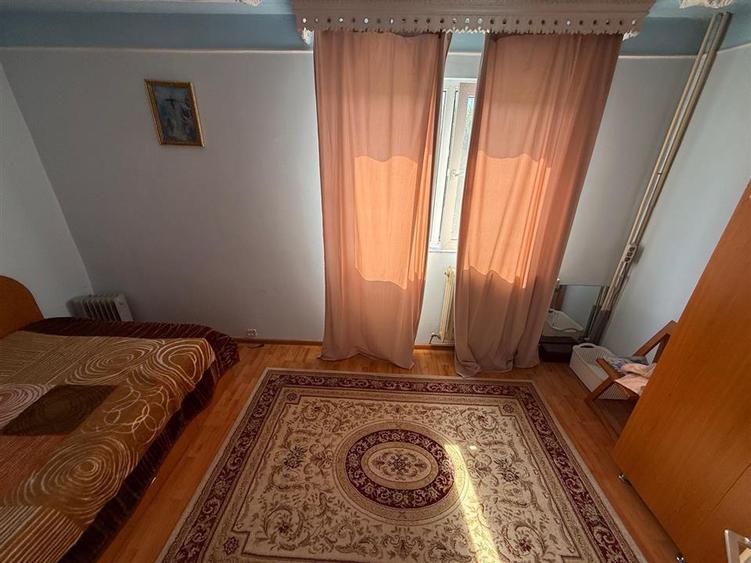 Apartament cu 3 camere semidecomandat în Alexandru cel Bun