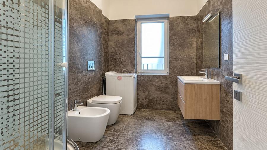 Apartament cu 2 camere semidecomandat, mobilat în Tractorul
