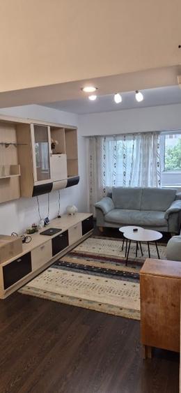 Apartament cu 3 camere decomandat, mobilat în Nicolina
