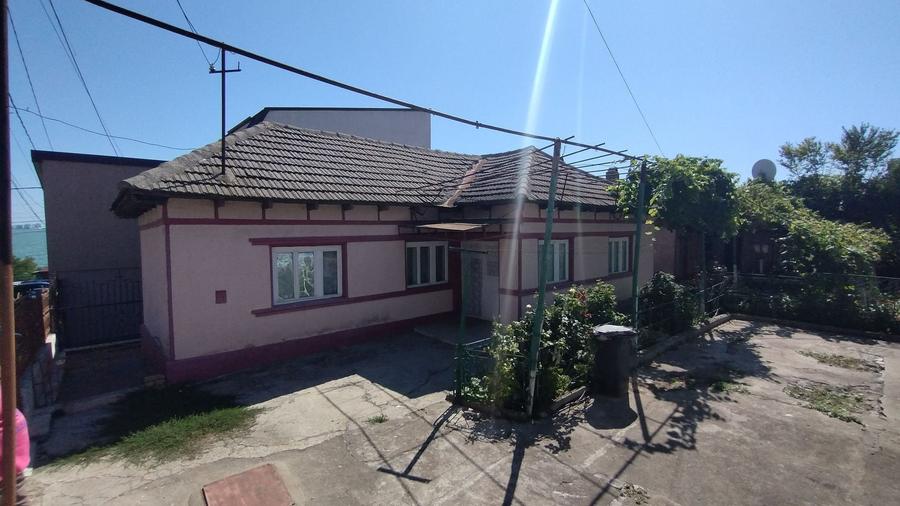 Casă individuală cu 7 camere cu Canalizare în Central