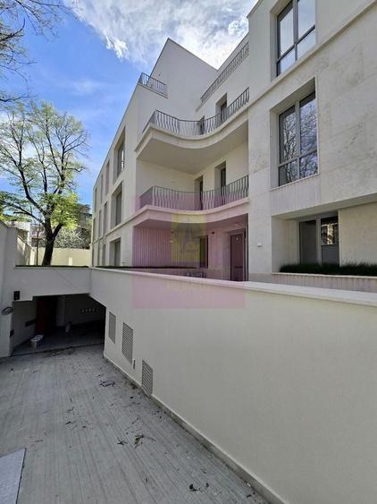 Apartament cu 4 camere decomandat în Armeneasca