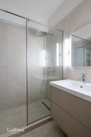 Apartament cu 4 camere semidecomandat, mobilat în P-ța Universității