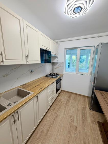 Apartament cu 3 camere în Apărătorii Patriei
