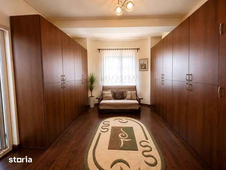 Casă cu 8 camere cu Teren 324 Mp în Universitate
