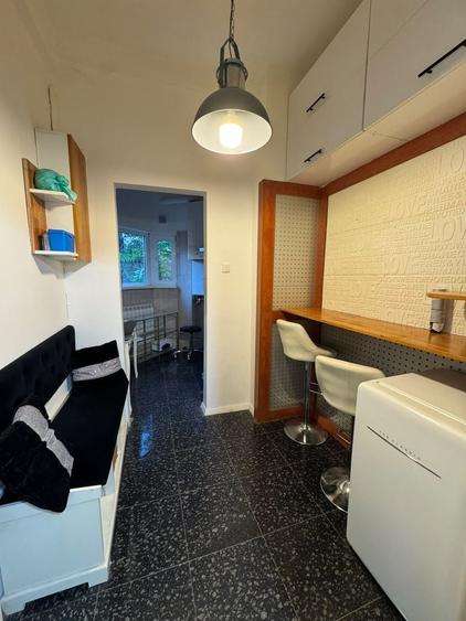 Apartament cu 3 camere semidecomandat în Victoriei