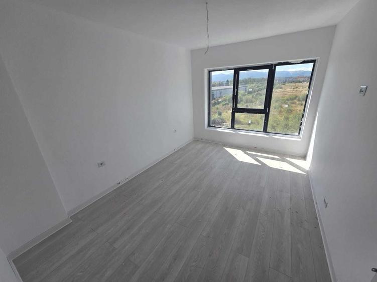 Apartament cu 3 camere decomandat în Exterior Vest