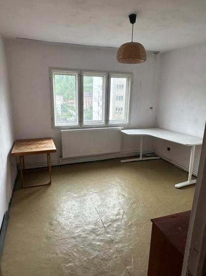 Apartament cu 3 camere semidecomandat în Petros