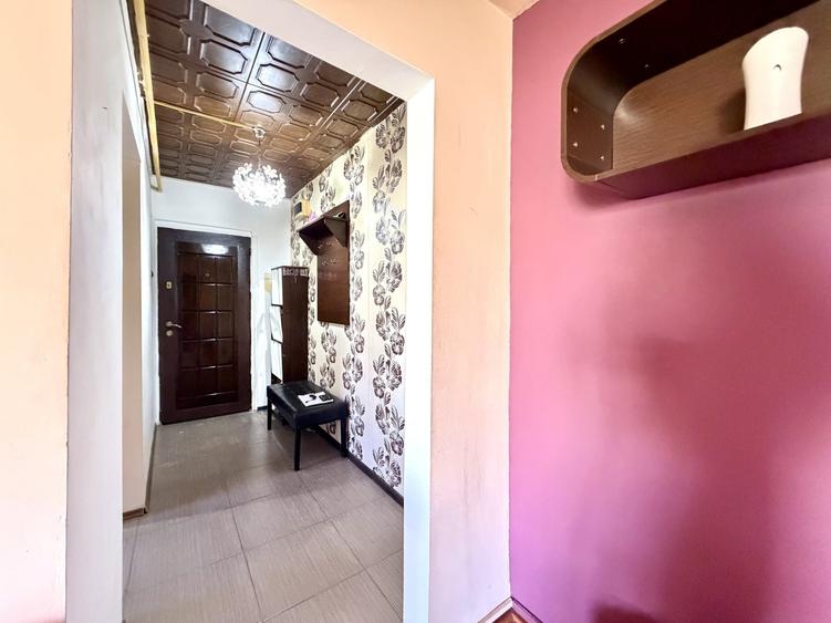 Apartament cu 3 camere semidecomandat, mobilat în Bucovina