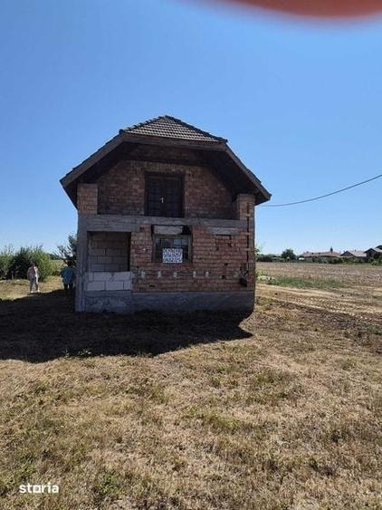 Teren de 3700 mp, în Lazuri
