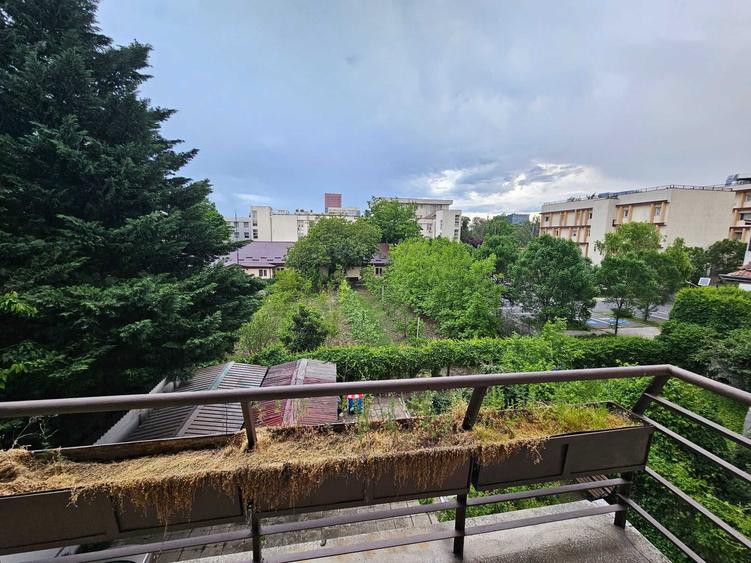 Apartament cu 3 camere decomandat, mobilat în Casin