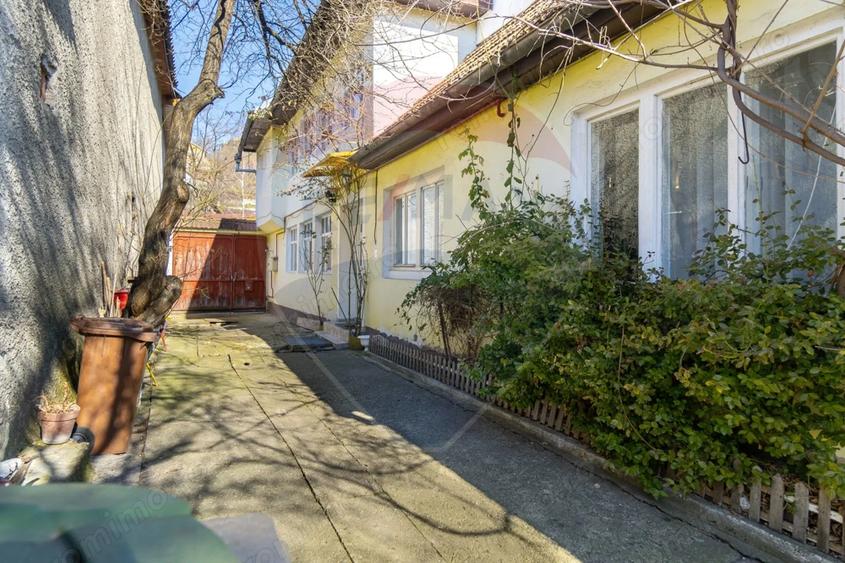 Casă cu 5 camere cu Teren 904 Mp în Sud