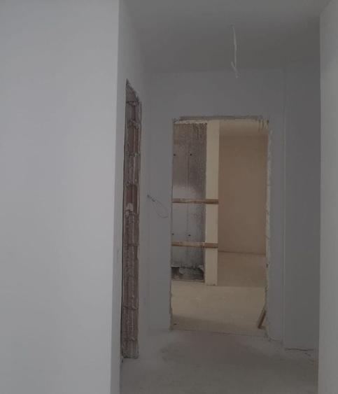 Apartament cu 3 camere decomandat în Noua