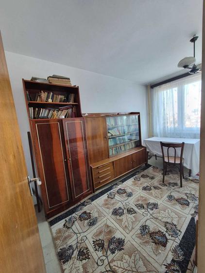 Apartament cu 3 camere semidecomandat în Colentina