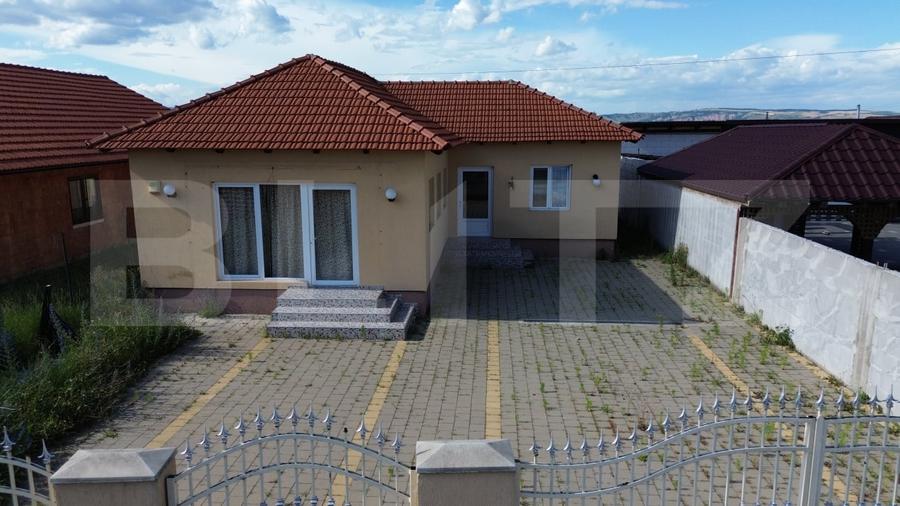 Casă individuală cu 3 camere cu Canalizare în Petrești