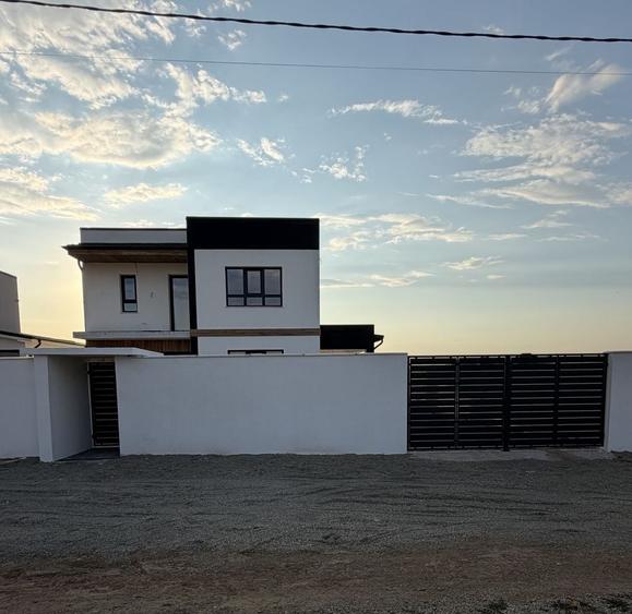 Casă cu 4 camere în Exterior Vest