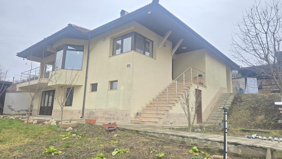 Casă cu 3 camere cu Teren 1020 Mp în Zăvoi