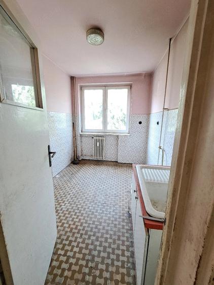 Apartament cu 3 camere semidecomandat în Funcționarilor