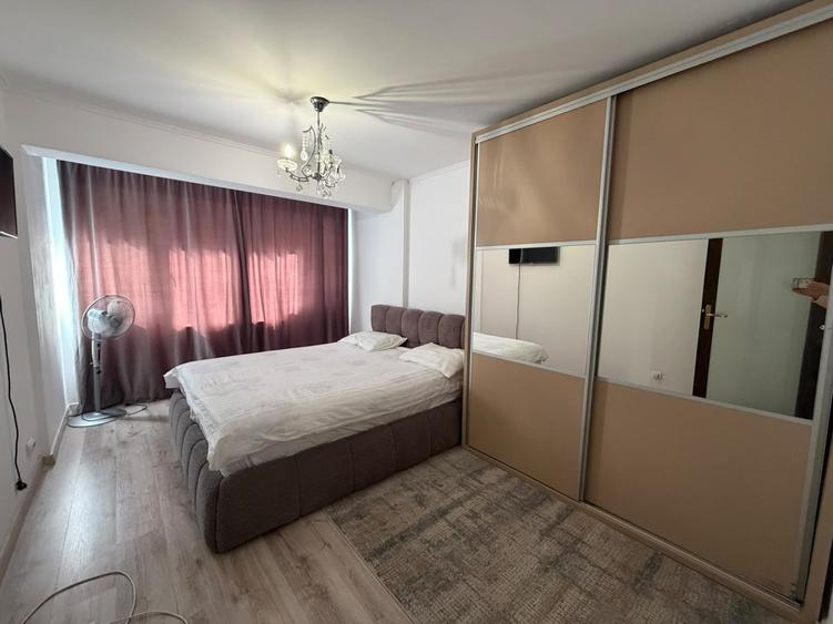 Apartament cu 3 camere semidecomandat în Florești
