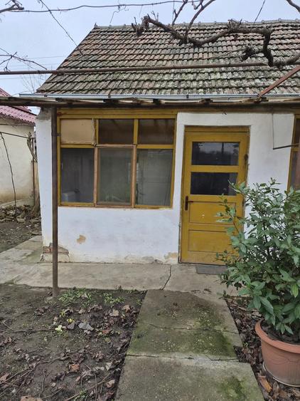 Casă cu 2 camere cu Teren 830 Mp în Central