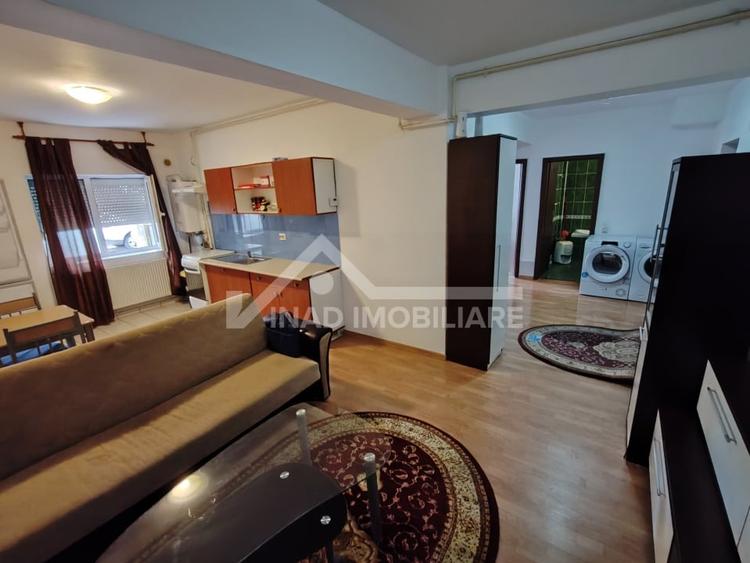 Apartament cu 3 camere semidecomandat, mobilat în Bună Ziua