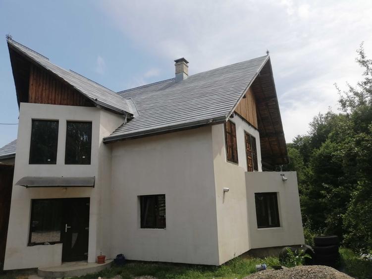 Casă cu 4 camere în Vârfu Dealului