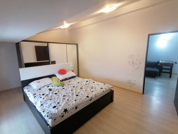 Apartament cu 4 camere decomandat, mobilat în Est