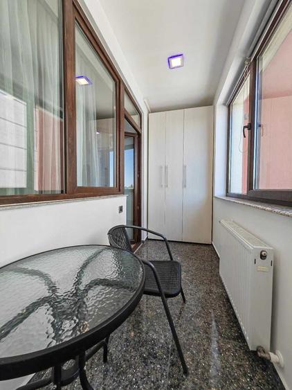 Apartament cu 3 camere semidecomandat în Tractorul