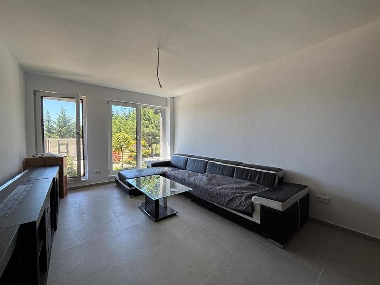 Apartament cu 3 camere decomandat în Exterior Vest