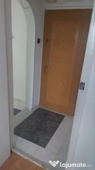 Apartament cu 3 camere semidecomandat în Rahova