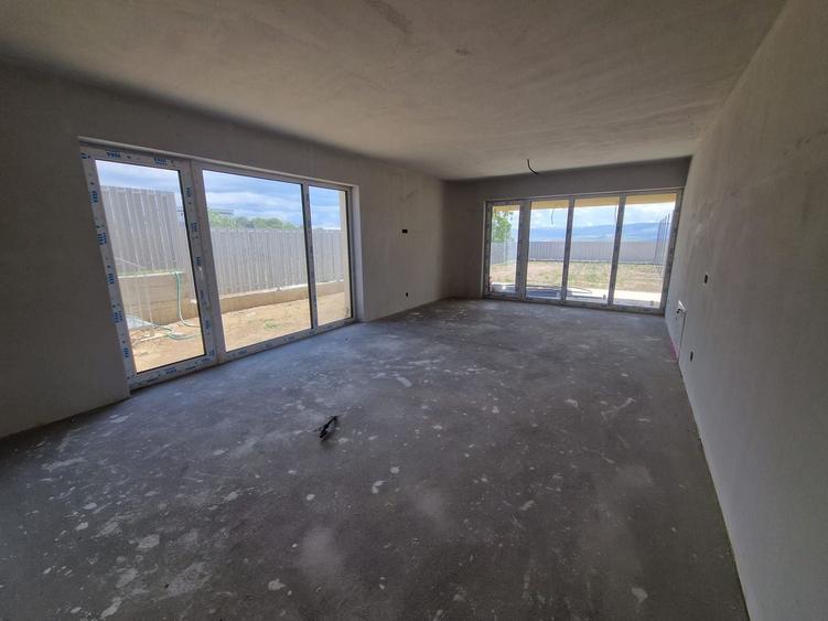 Duplex cu 5 camere cu Canalizare în Iris