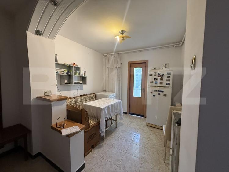 Apartament cu 3 camere decomandat, mobilat în Micro 6