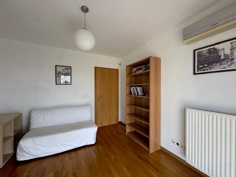 Apartament cu 3 camere semidecomandat în Sisești