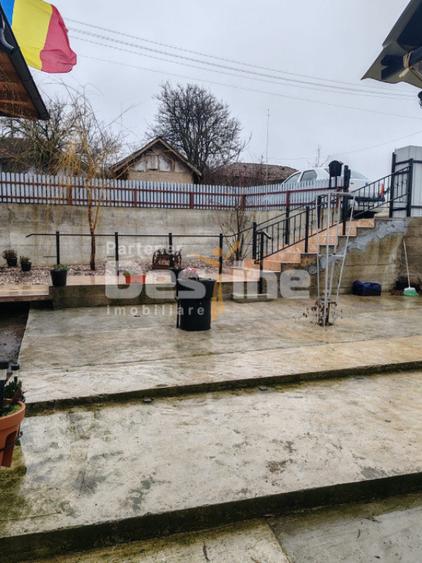Casă cu 5 camere cu Teren 3000 Mp în Mânjești