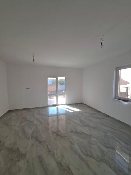 Duplex cu 5 camere cu Canalizare în Sânandrei