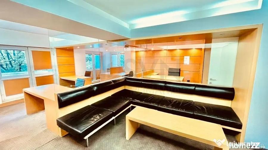 Apartament cu 5 camere semidecomandat în Romană