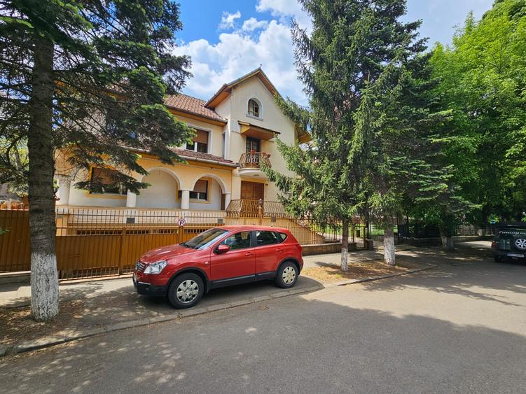 Casă cu 6 camere cu Teren 355 Mp în Decebal
