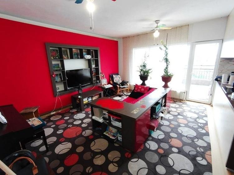 Apartament cu 3 camere semidecomandat, mobilat în Zorilor