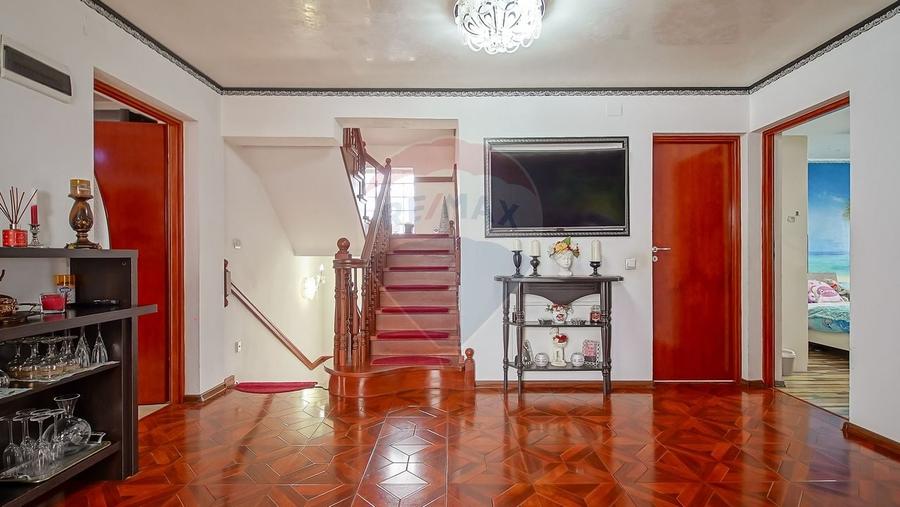 Casă individuală cu 9 camere cu Teren 377 Mp în Nord