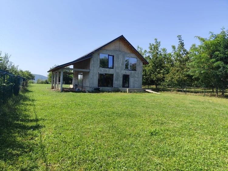 Casă cu 4 camere în Urleta