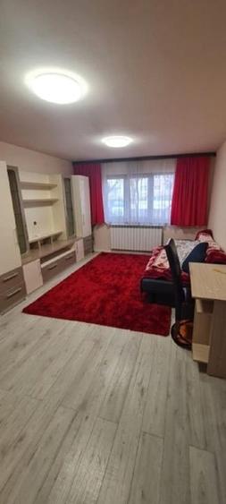 Apartament cu 3 camere semidecomandat în Cetate