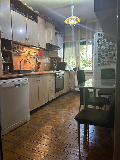 Apartament cu 4 camere semidecomandat în Central