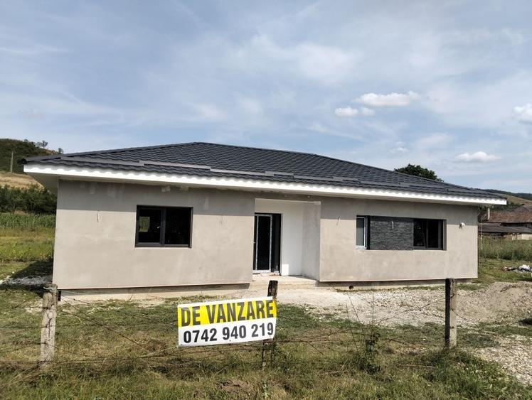 Casă cu 3 camere în Petrești