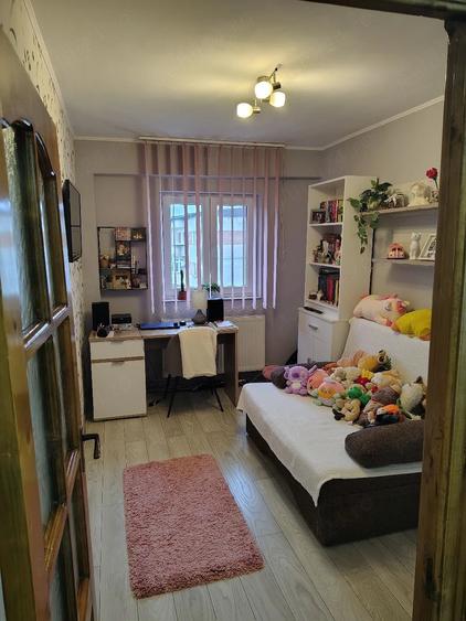 Apartament cu 3 camere decomandat în Est