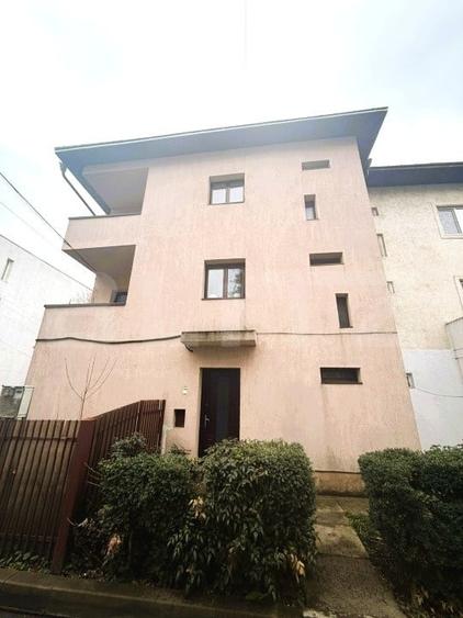 Casă individuală cu 6 camere cu Canalizare în Central